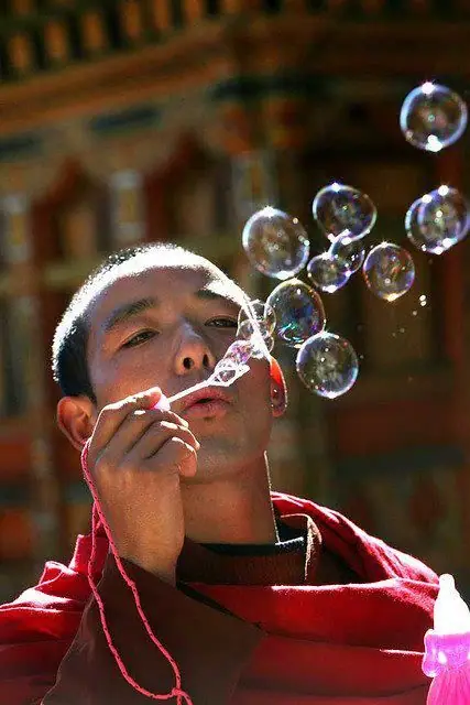 พระรูปหนึ่งกำลังเป่าฟองสบู่