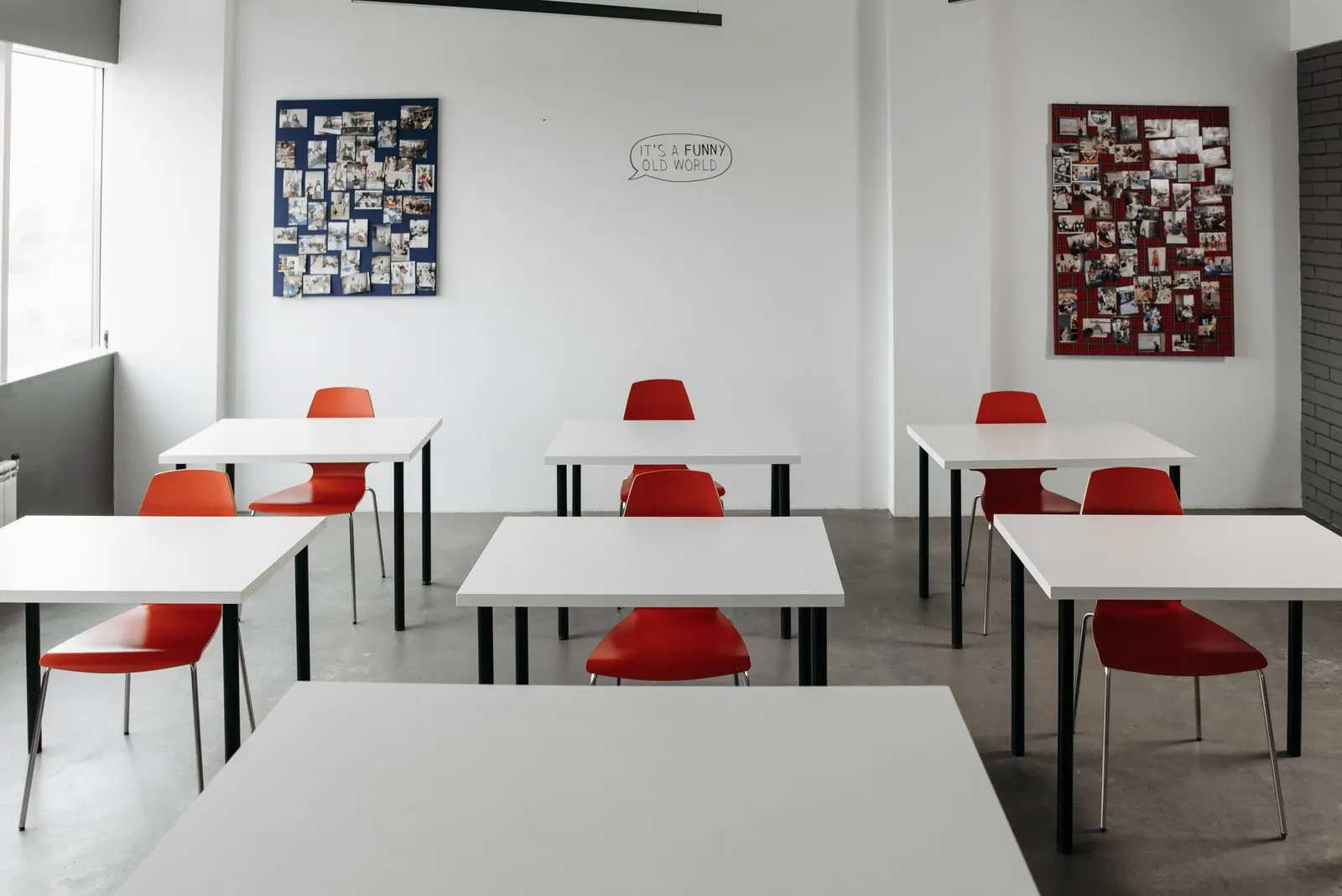 The school's own front room, with the entrance and the common area behind it.