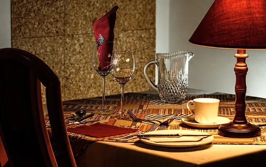 The restaurant: tables, dishes and the bar.