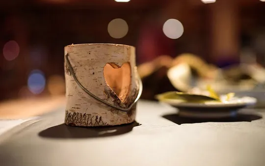 The restaurant: tables, dishes and the bar.