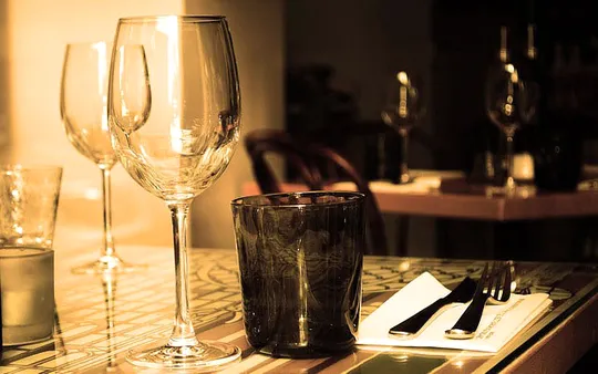 The restaurant: tables, dishes and the bar.